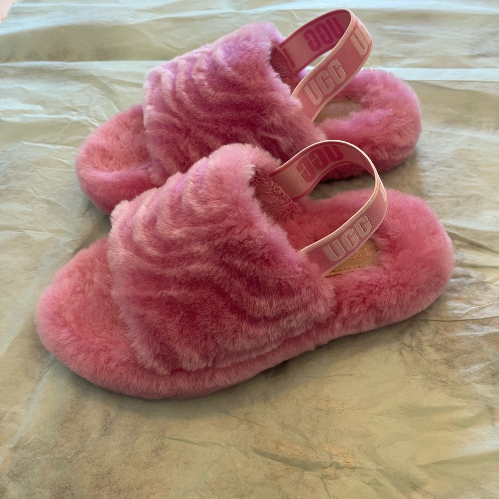 UGG Kids Pink Fluffy Slippers / Slides